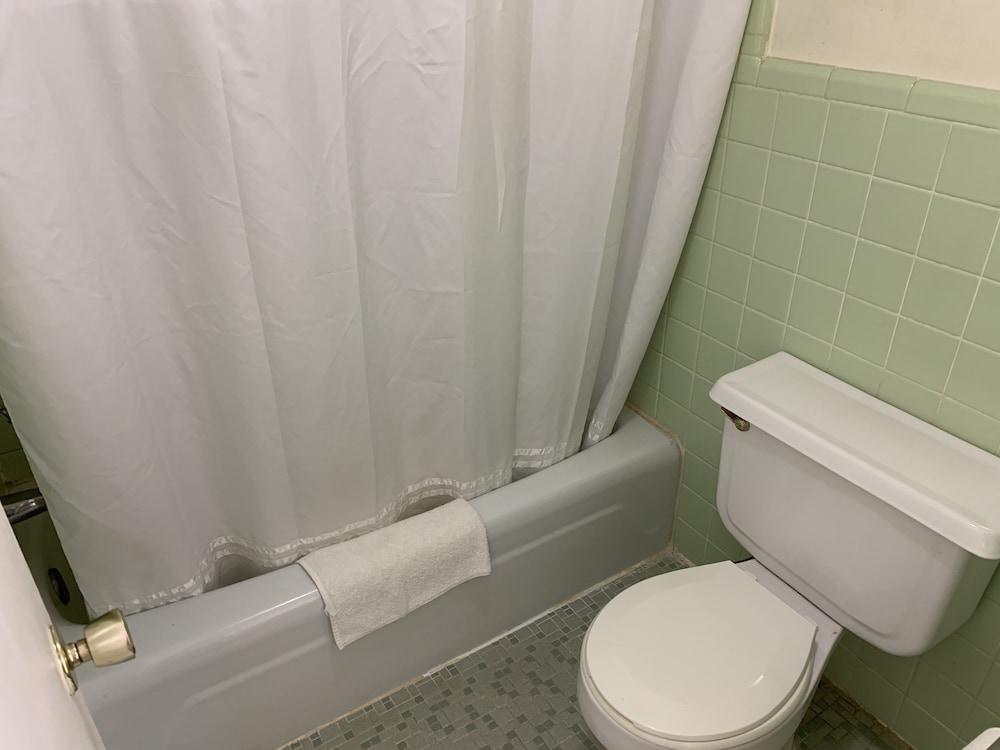 American Inn and Suites photo 17