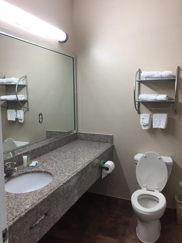 Scottish Inn & Suites photo 28