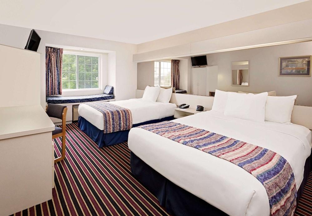 Microtel Inn & Suites by Wyndham Madison East photo 3