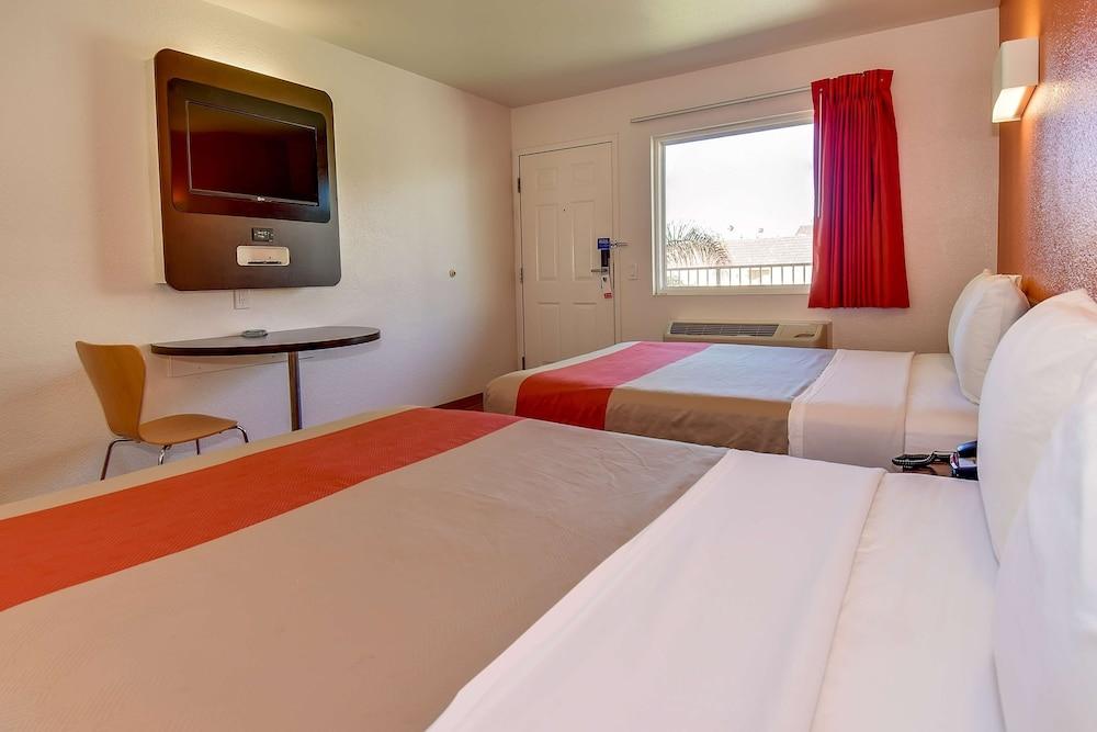 Motel 6 Riverside, CA - South photo 6