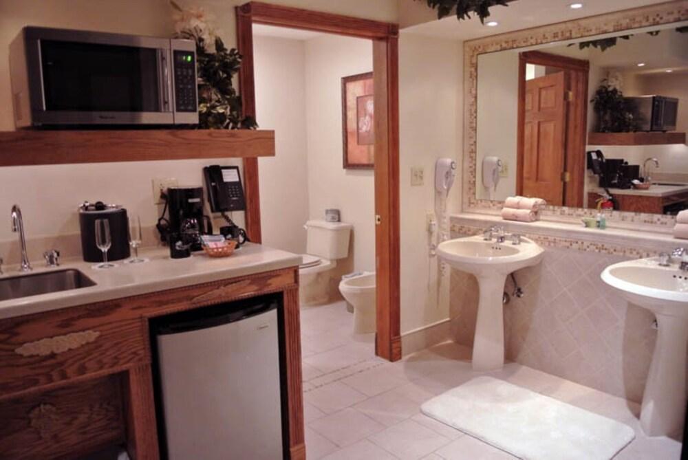 Sybaris Pool Suites Indianapolis photo 31