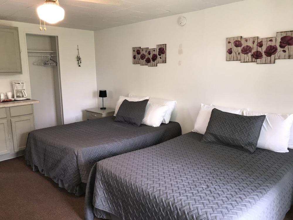 White Feather Motel photo 9