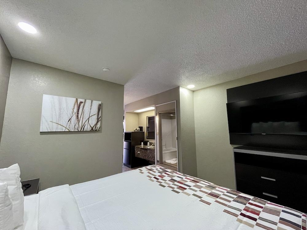 Red Roof Inn & Suites Jackson - Richland photo 6