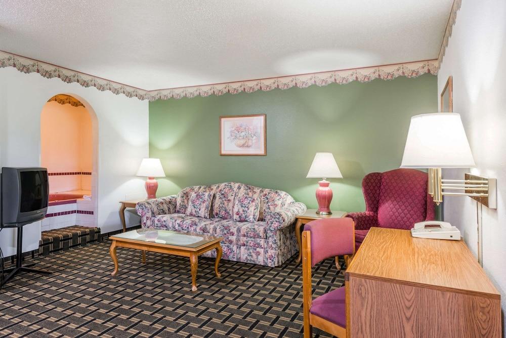 Super 8 by Wyndham Coshocton Roscoe Village photo 10