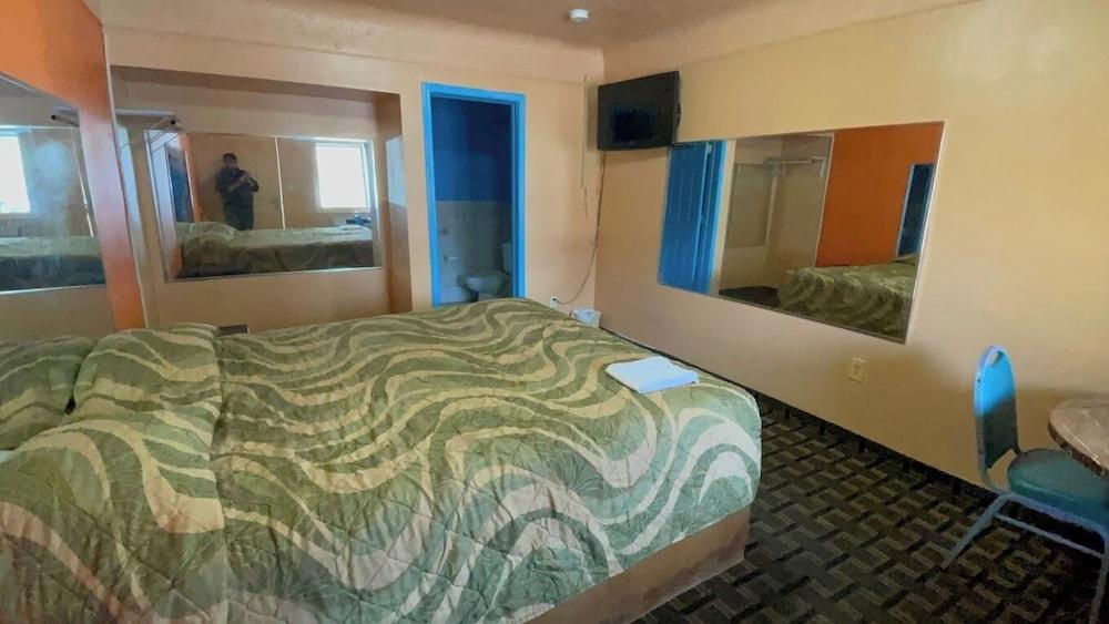 Deluxe Inn Motel photo 6
