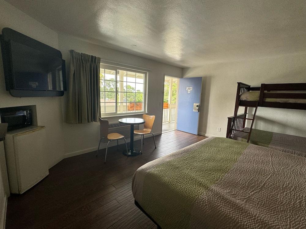 Fisherman's Cove Inn photo 6