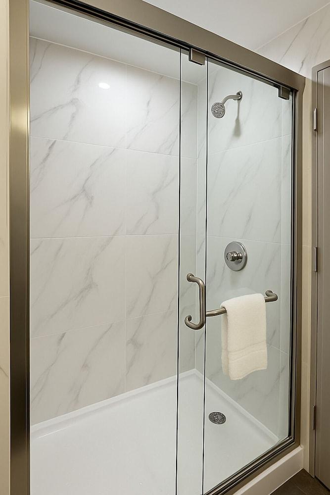 LIV Hotel Bronx - Newly Built photo 3