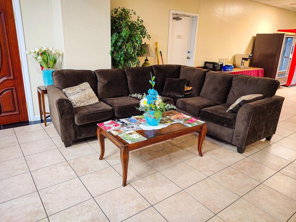 Clover Inn & Suites photo 26