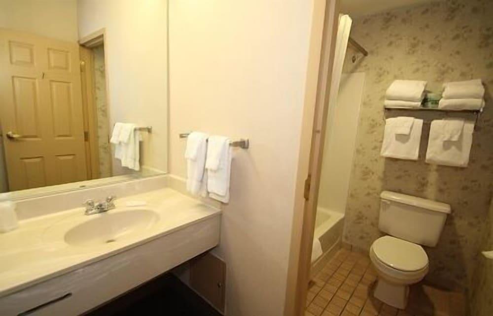 Darien Lake Lodge on the Lake photo 11
