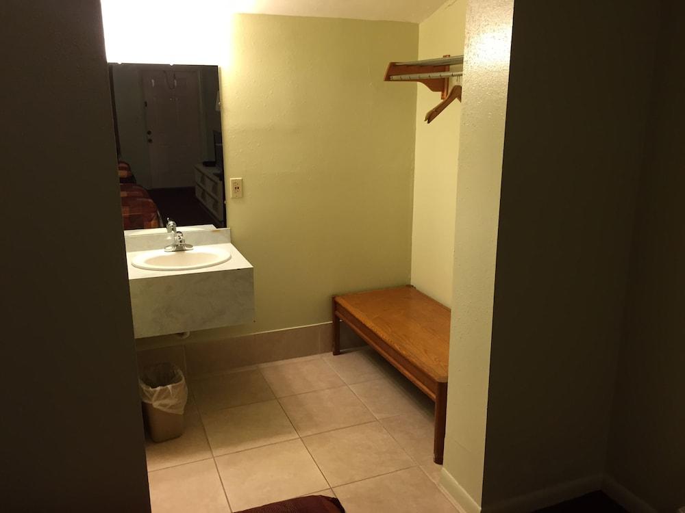 Sebring Inn photo 17