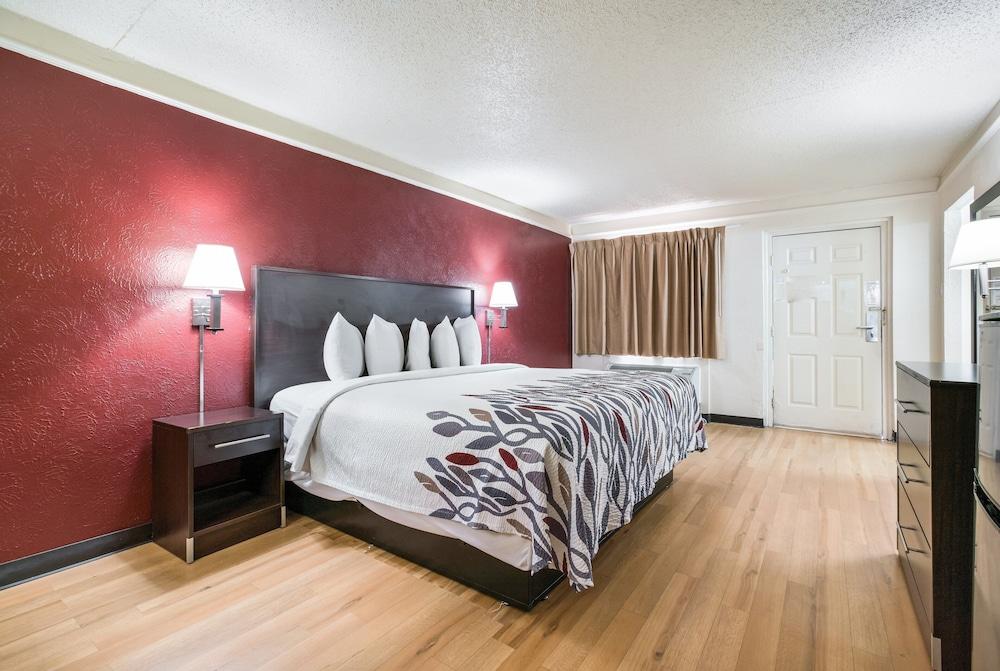 Red Roof Inn North Dallas - Park Central photo 4