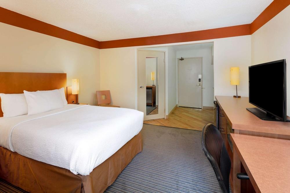 Spark by Hilton Savannah Midtown photo 14