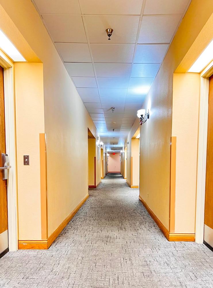 The Best Inn & Suites photo 11