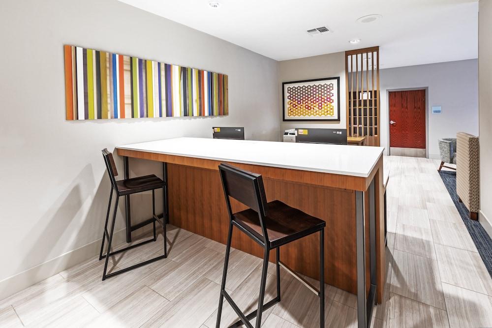 Holiday Inn Express & Suites West by IHG photo 3