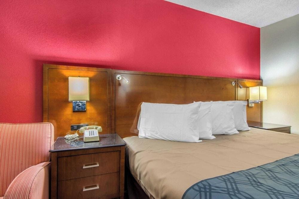 Forsyth Inn & Suites photo 7