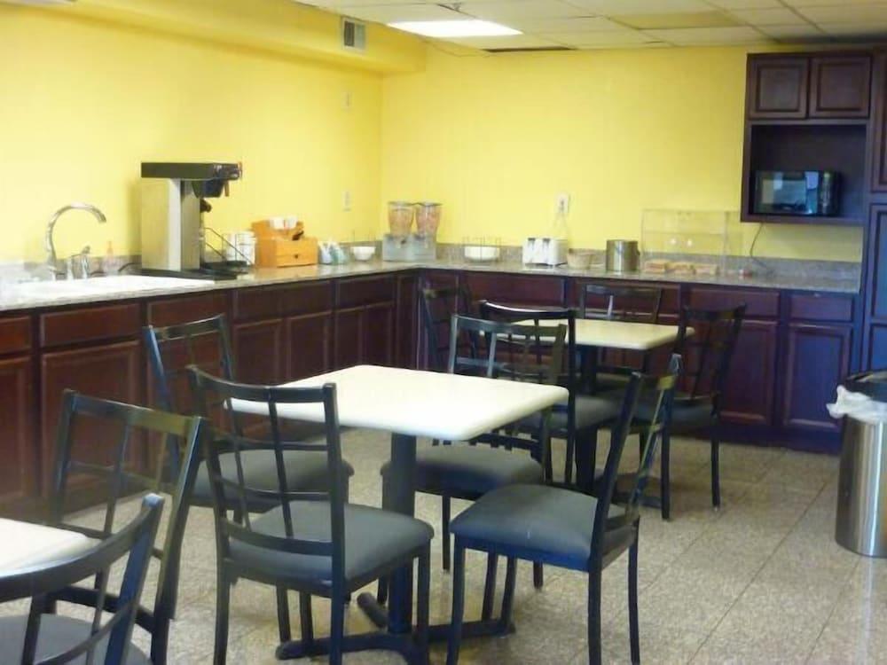 Park Hill Inn and Suites photo 8