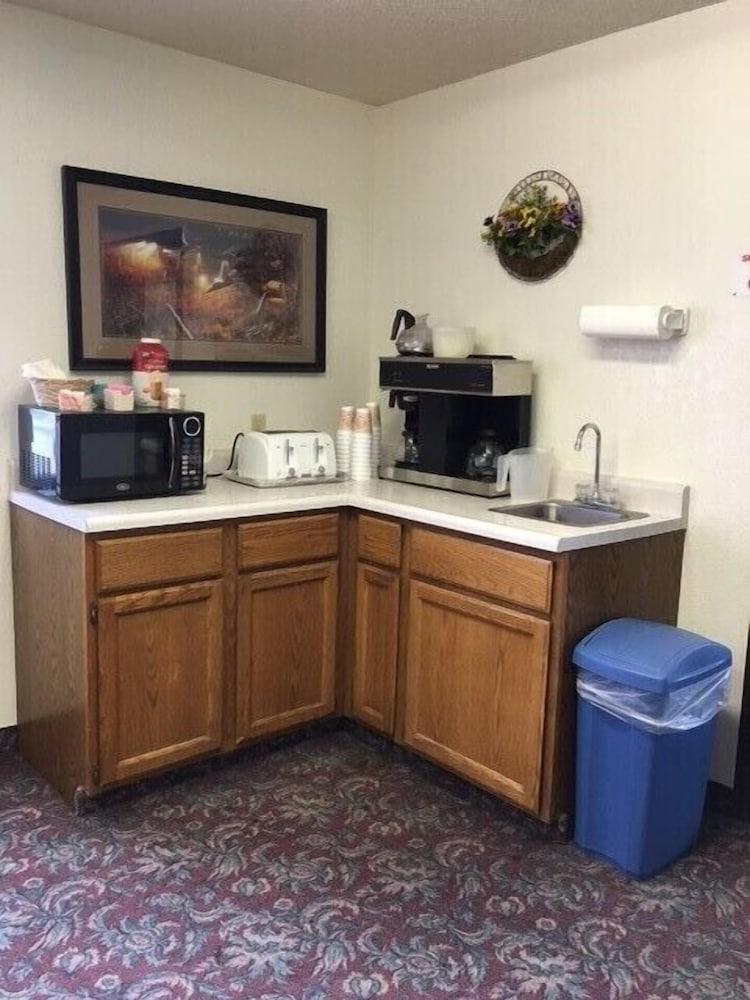 Clarion Hometown Inn photo 15