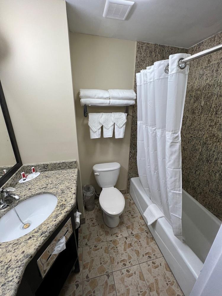 Travelodge by Wyndham Ozone Park photo 22