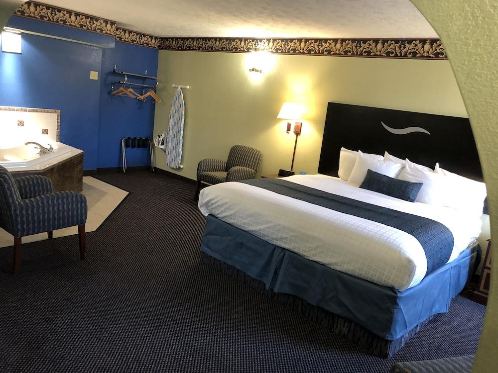 Days Inn & Suites by Wyndham Youngstown / Girard Ohio photo 9