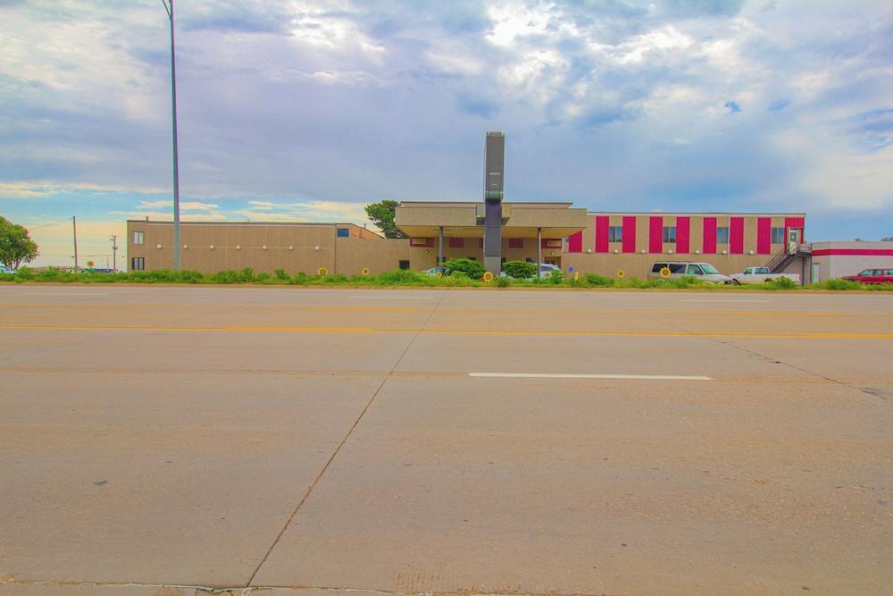 HomeTown Inn by OYO - Liberal, KS photo 18
