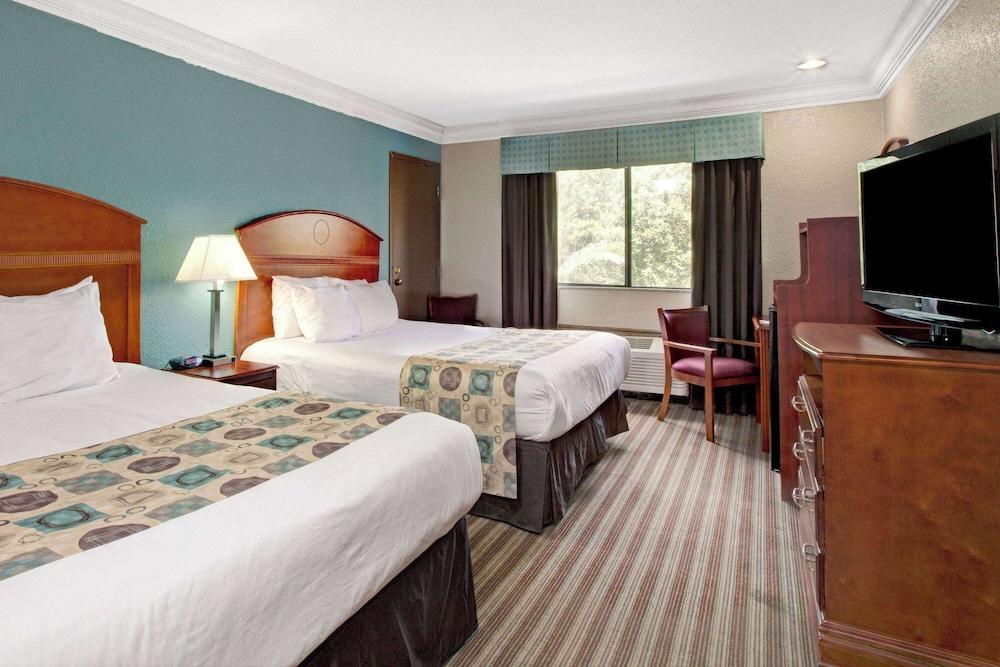 Ramada by Wyndham Houston Intercontinental Airport South photo 4