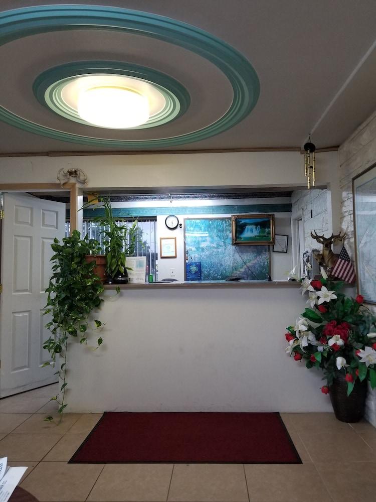 Gray Plaza Motel photo 2
