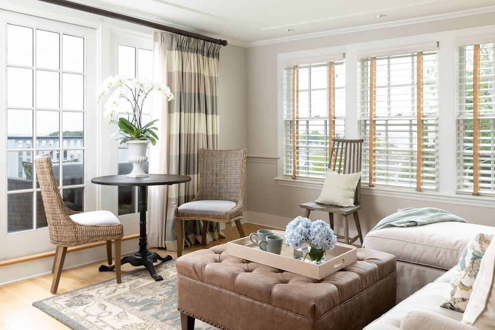 Vineyard Square Hotel & Suites photo 17