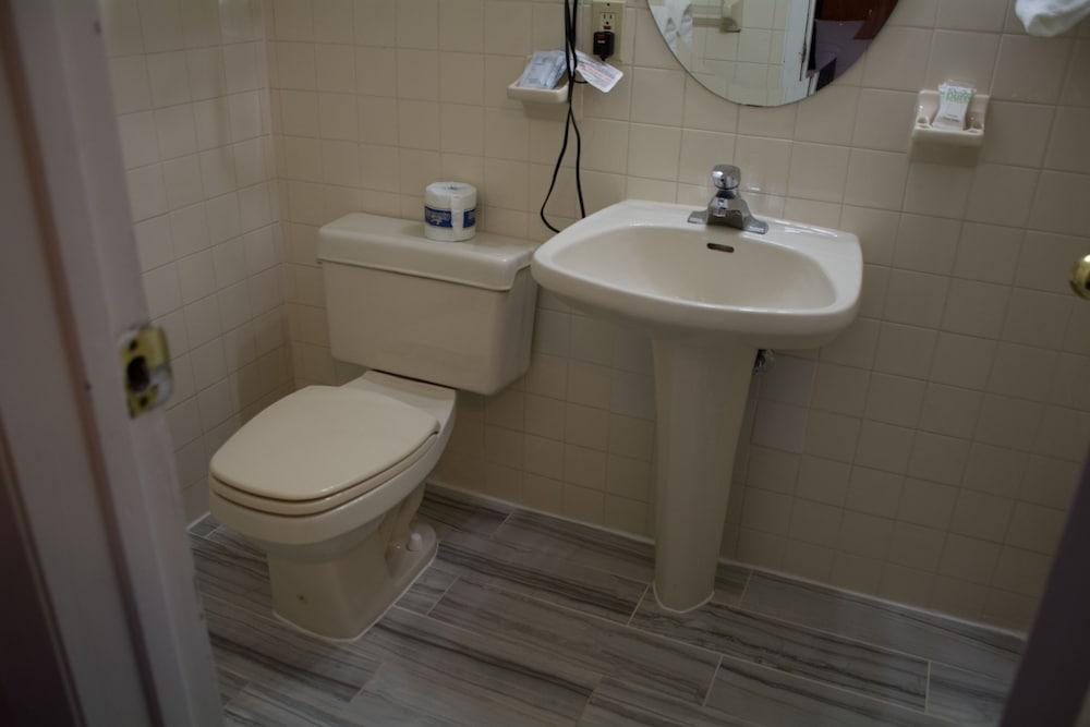 Atlantic Inn & Suites photo 56