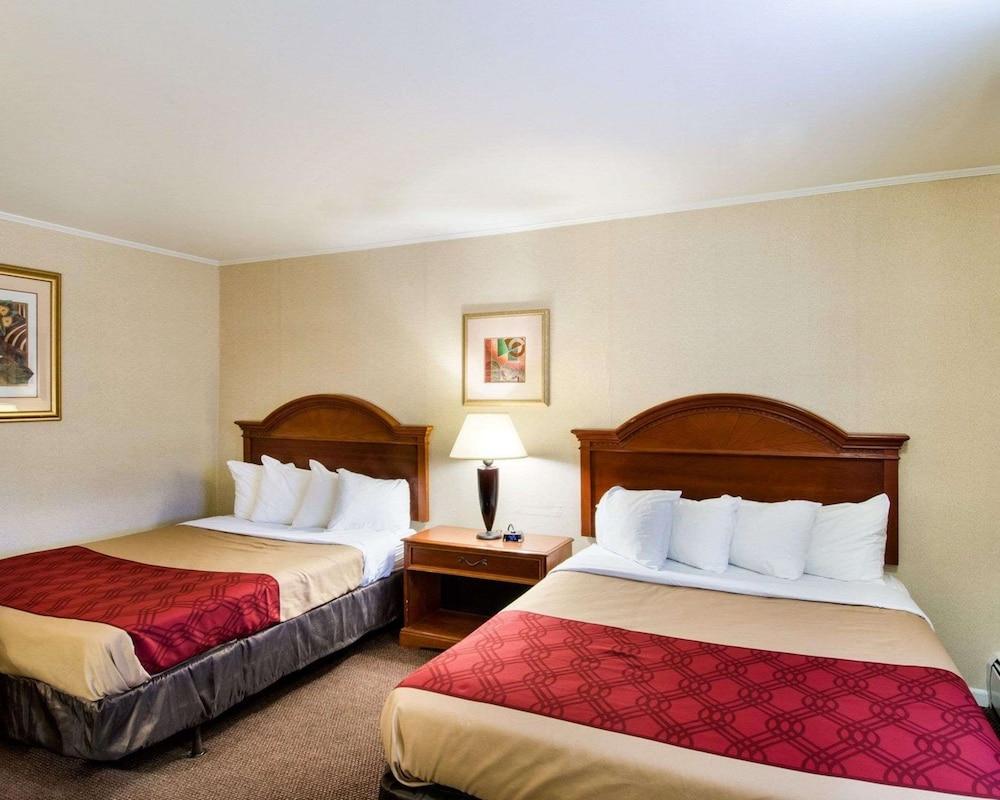 Econo Lodge Inn & Suites photo 10