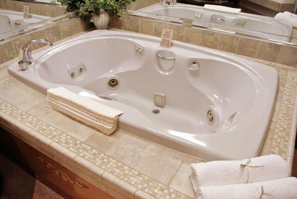 Sybaris Pool Suites Indianapolis photo 36