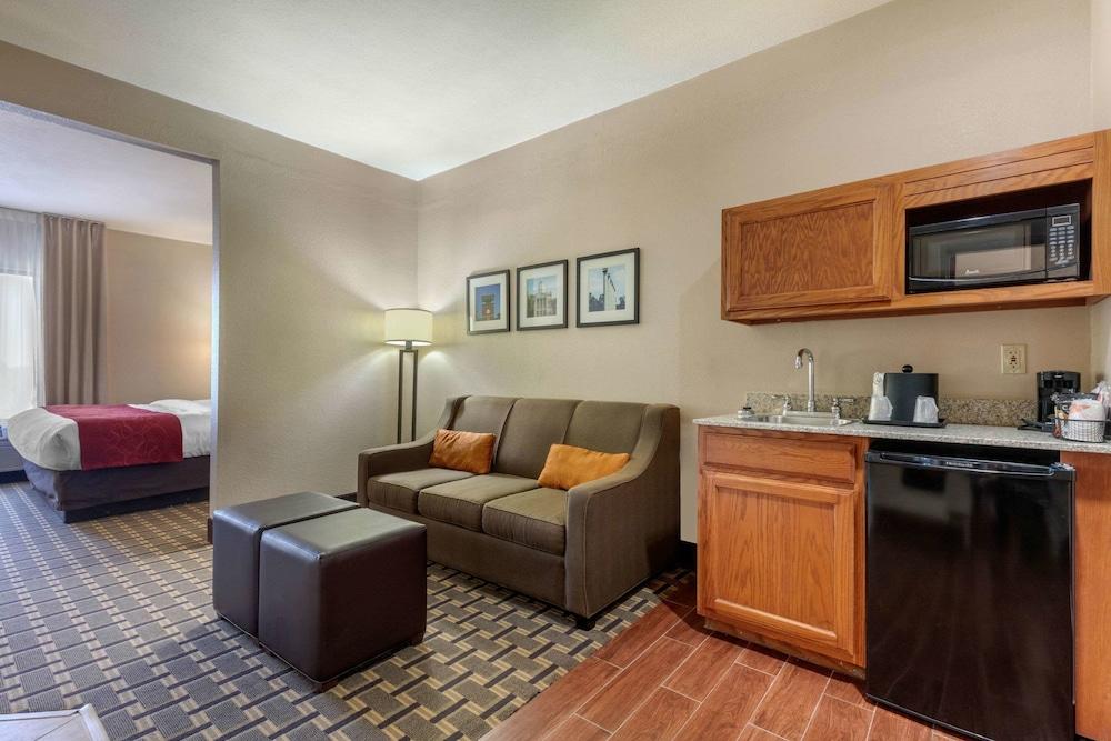 Comfort Suites Rolla photo 15