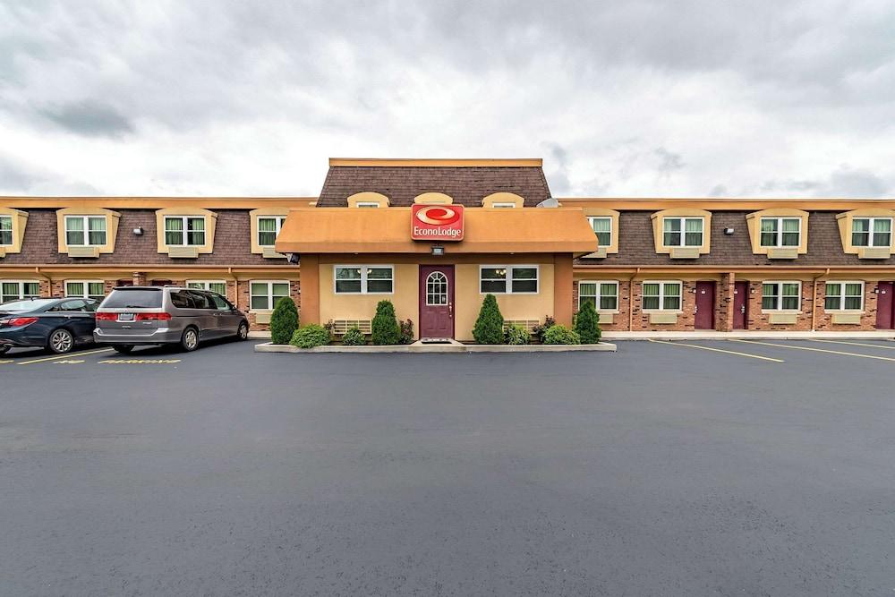 Econo Lodge Worthington - Columbus North photo 7