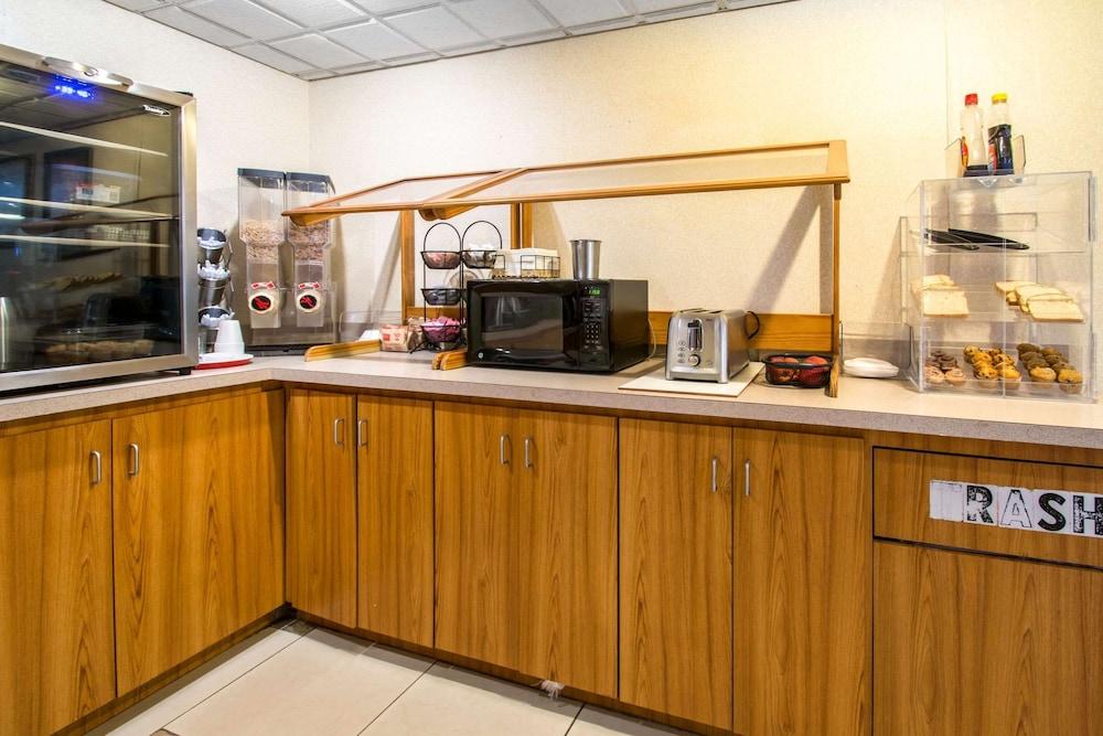 SureStay by Best Western Jacksonville Airport photo 37