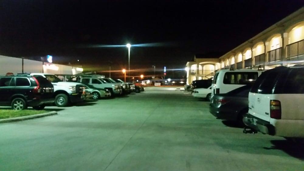 Crossroads Inn & Suites photo 16