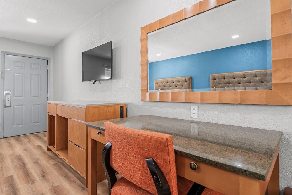 Econo Lodge Inn & Suites Sealy photo 15