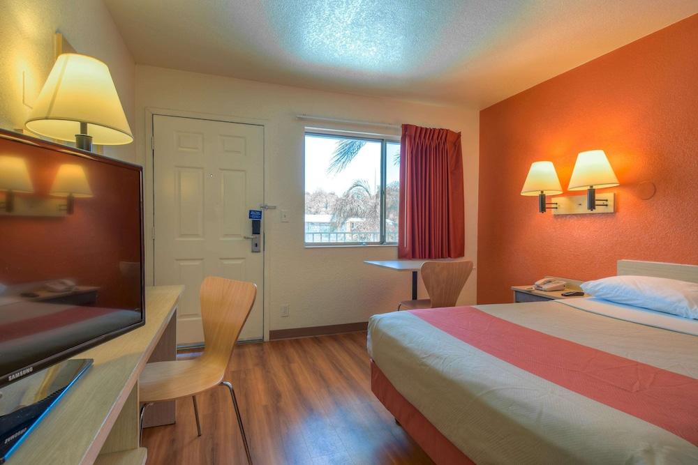 Motel 6 Riverside West - Jurupa Valley photo 17