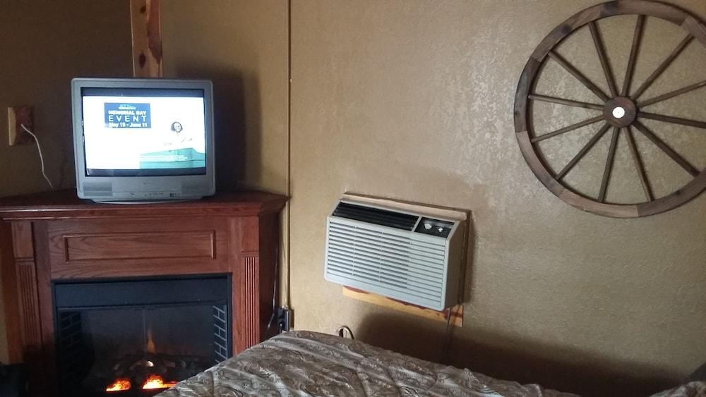 Headwaters Motel photo 9