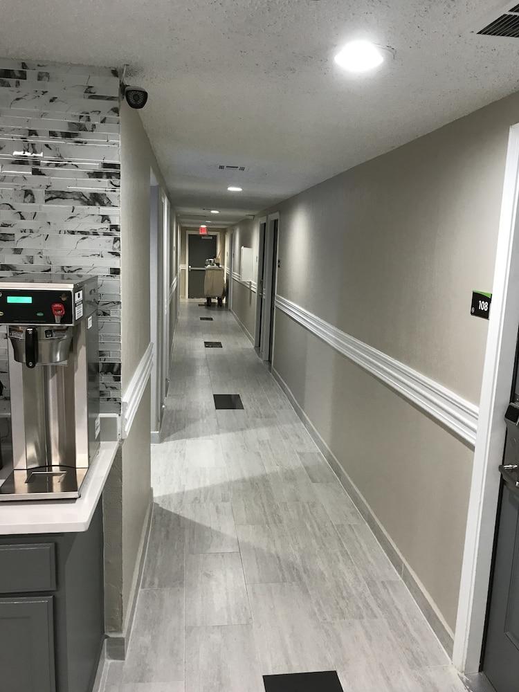Hometown Inn & Suites photo 43