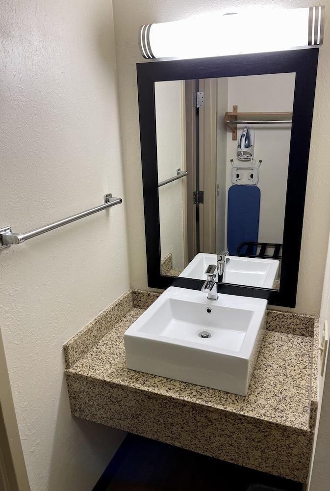 Red Roof Inn Sandusky - Milan photo 12