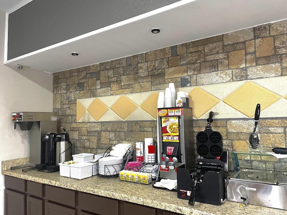 Baymont by Wyndham Anderson photo 38