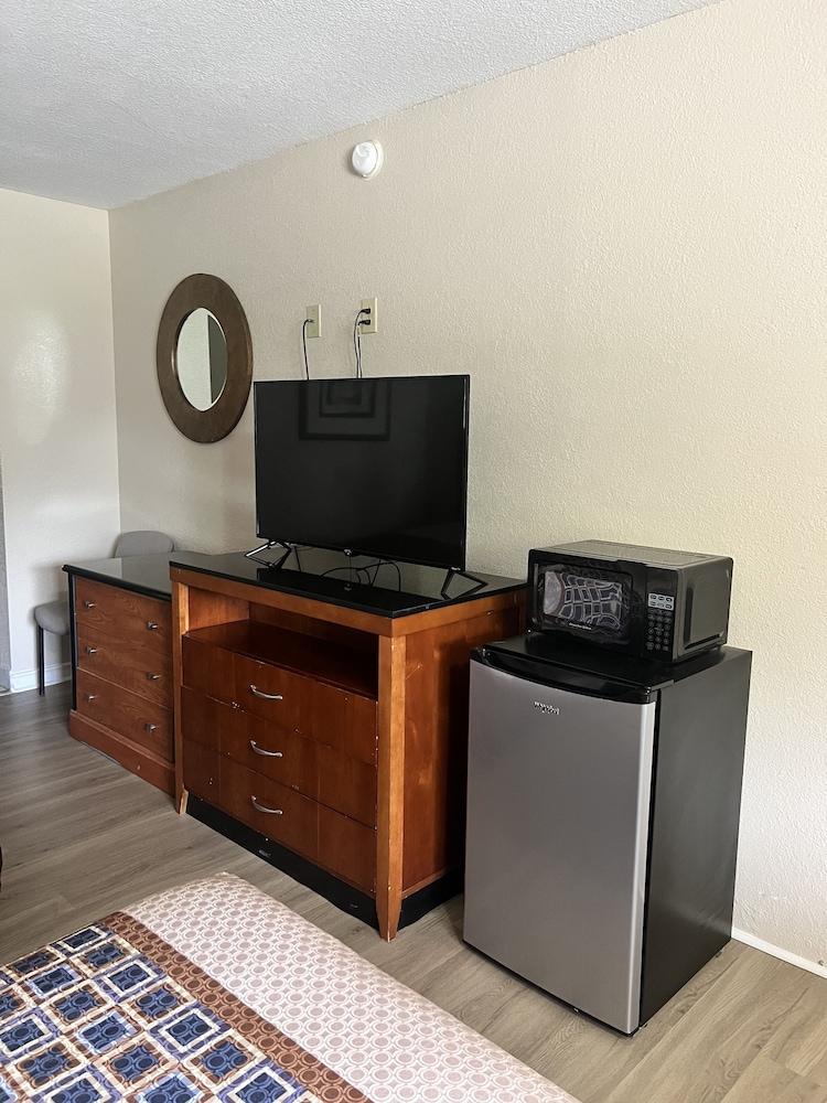 Americas Best Value Inn Edna photo 17