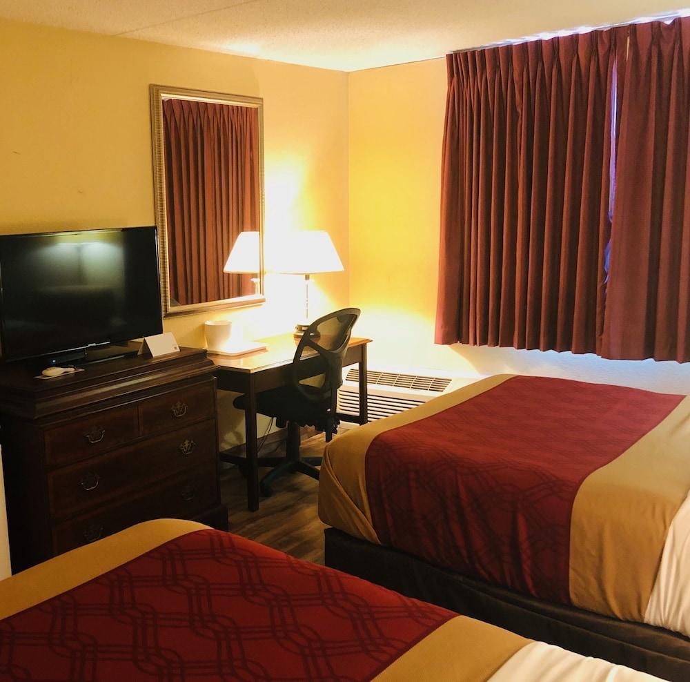 Econo Lodge photo 13