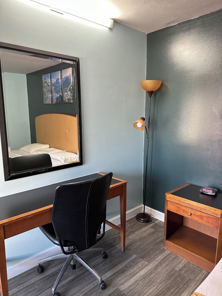 Travel Inn & Suites photo 9