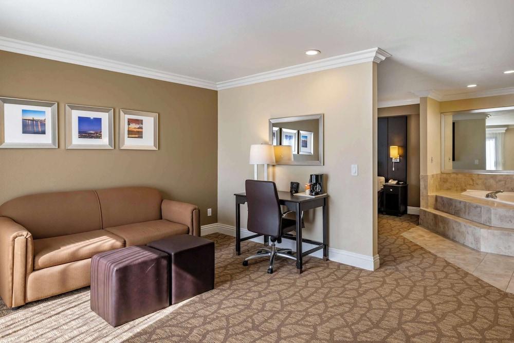 Comfort Suites San Clemente Beach photo 24