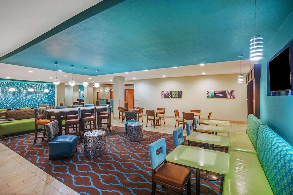 La Quinta Inn & Suites by Wyndham Beeville photo 2