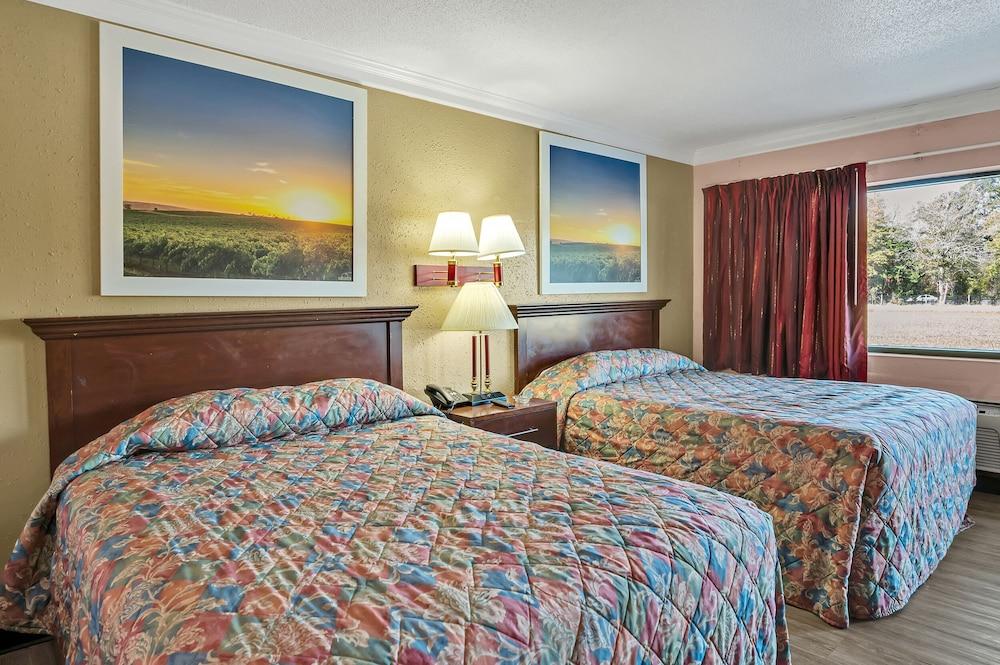 Travelers Inn photo 2
