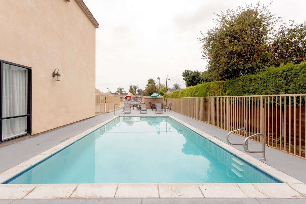 Howard Johnson Hotel & Suites by Wyndham Pico Rivera photo 15
