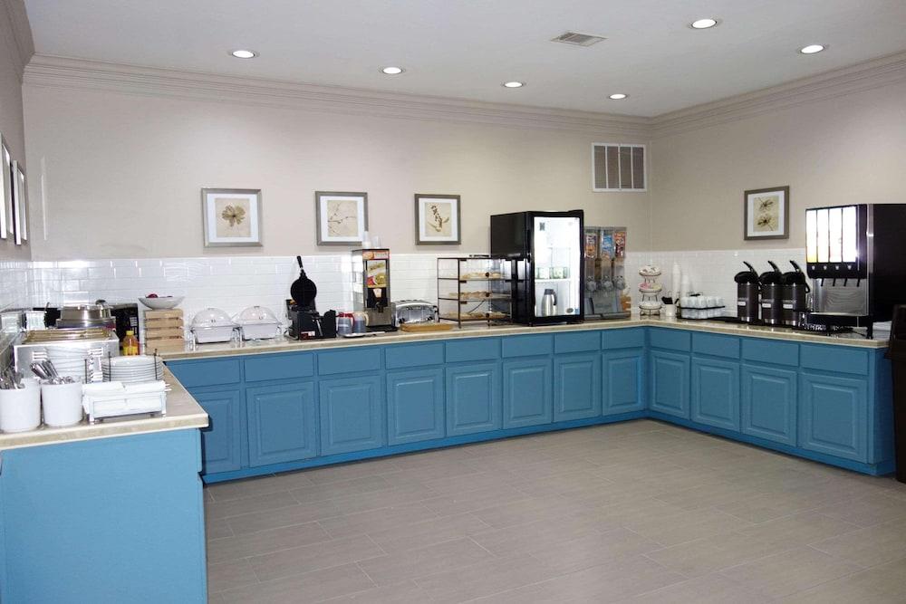Country Inn & Suites by Radisson, Round Rock, TX photo 17