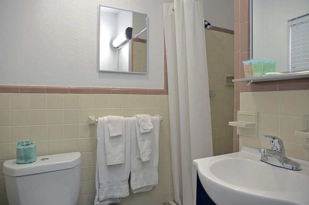 Colonial Inn Motel photo 35