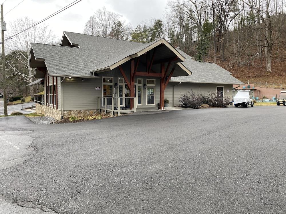 Carr's Northside Motel and Cottages photo 1